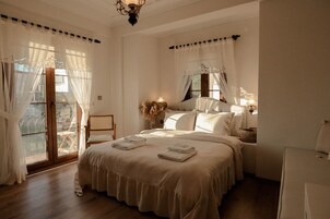 Balkonlu Deluxe Oda | 迷你吧、客房内保险箱、笔记本电脑工作区、免费 WiFi