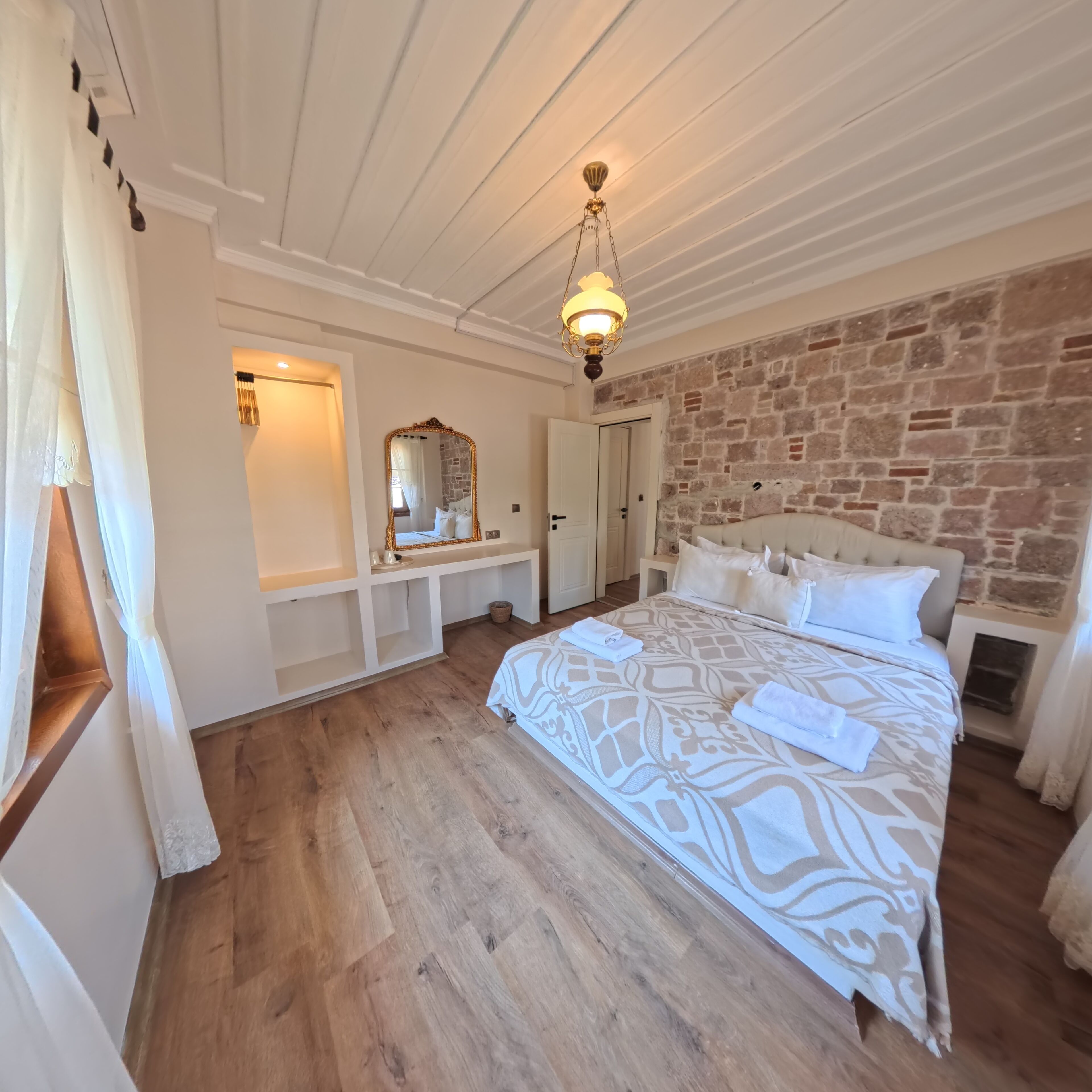 Suit Aile Odasi | Minibar, in-room safe, laptop workspace, free WiFi