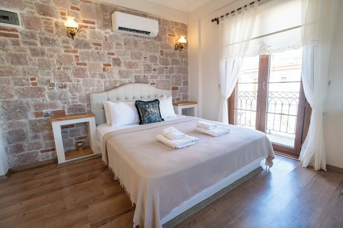 Balkonlu Deluxe Oda | Minibar, in-room safe, laptop workspace, free WiFi