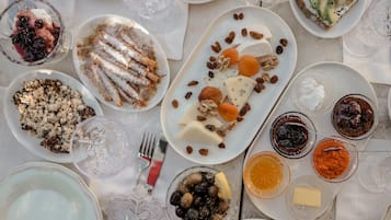 Petit déjeuner complet compris tous les jours
