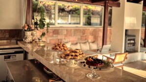A kitchen counter with various baked goods and a fruit bowl. - Cunda Vrodi By House (Ayvalik)