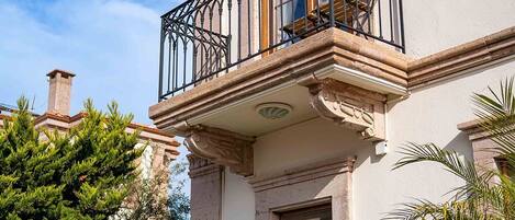 Un bâtiment doté d’un balcon, d’une porte et d’une fenêtre.
