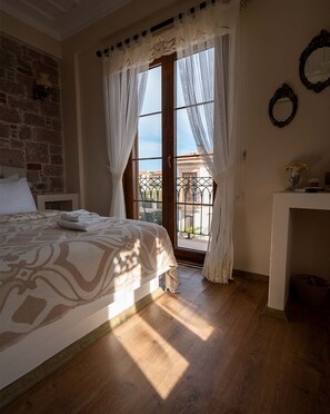 Balkonlu Deluxe Oda | 1 bedroom, minibar, in-room safe, laptop workspace