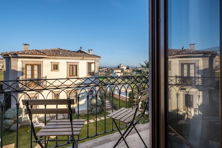 Balkonlu Deluxe Oda | Minibar, in-room safe, laptop workspace, free WiFi