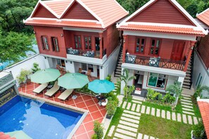 Outdoor pool, pool umbrellas, pool loungers - Mei Mei Da Hotel (Siem Reap)