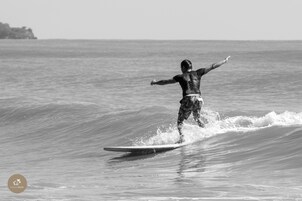 Una persona surfeando una ola.