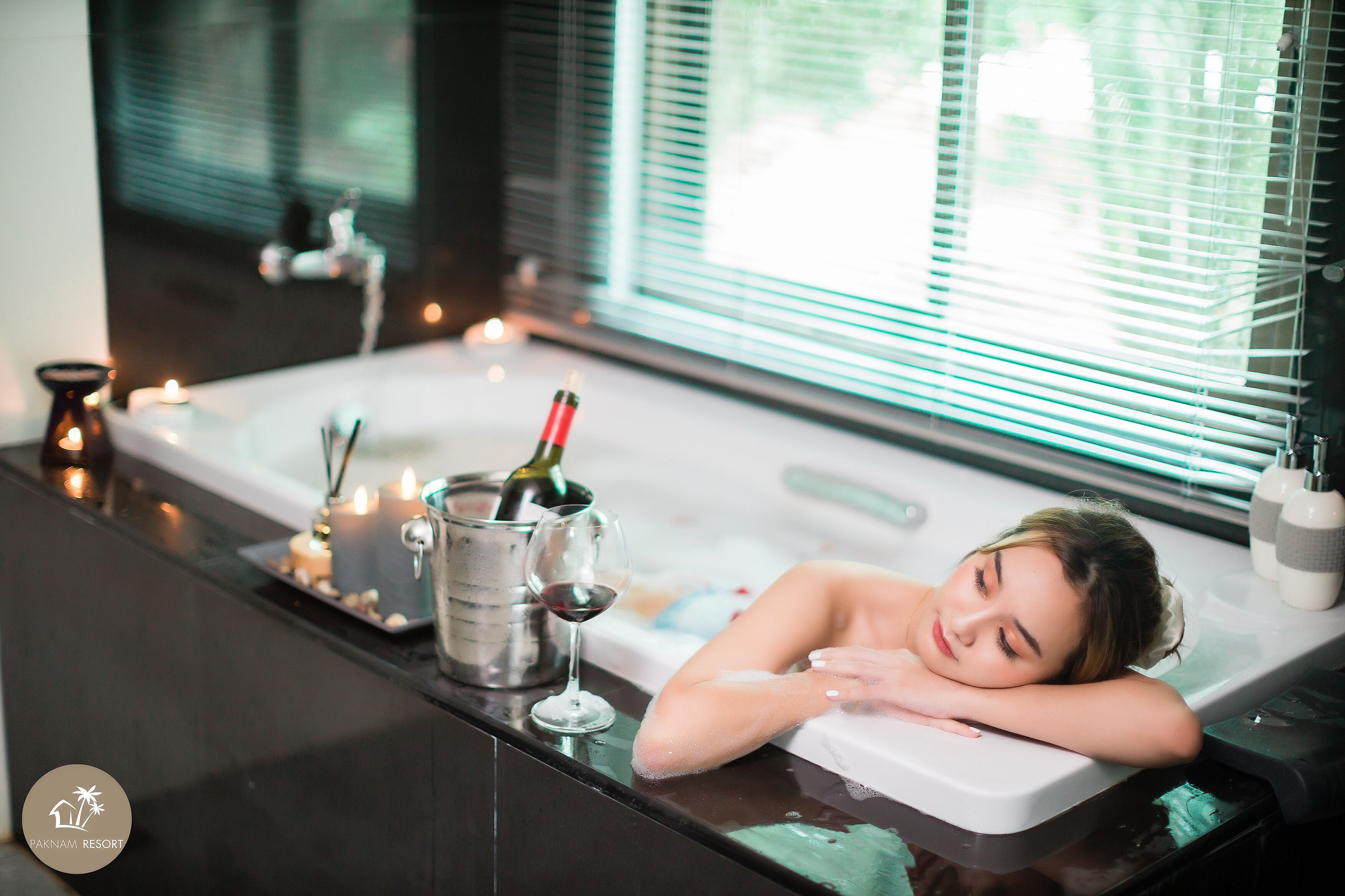 Beachfront Bungalow | Deep soaking bathtub