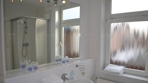 Standard Double Room | Bathroom | Shower, free toiletries, hair dryer, towels - Hotel Borgo Antico (Fehmarn)
