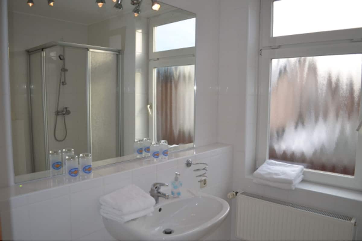 standard double room | bathroom | shower, free toiletries, hair dryer, towels