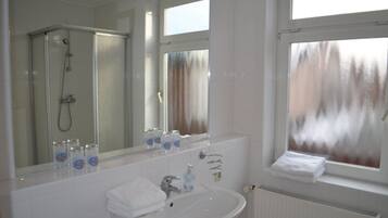 Standard-Doppelzimmer | Badezimmer | Dusche, kostenlose Toilettenartikel, Haartrockner, Handtücher