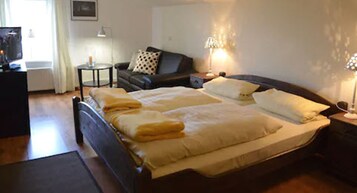Escritorio, wifi gratis y ropa de cama 