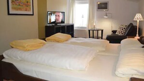 Standard Double Room | Desk, WiFi (free), bed sheets - Hotel Borgo Antico (Fehmarn)