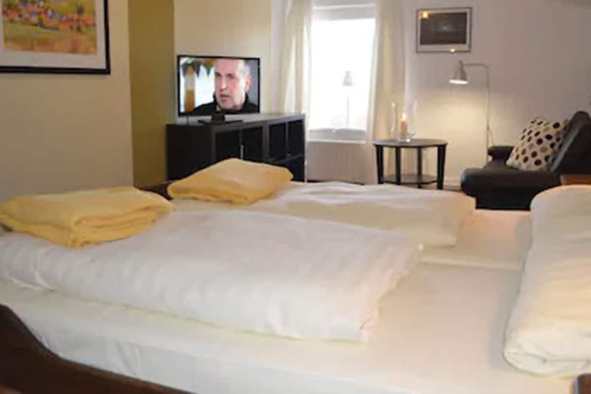 standard double room | desk, free wifi, bed sheets