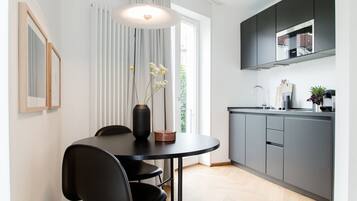 Classic-lejlighed | Privat køkken | Køleskab/fryser i fuld størrelse, mikrobølgeovn, kogeplade