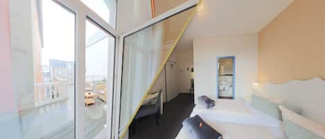 Tweepersoonskamer, balkon | Hypoallergeen beddengoed, een minibar, een kluis op de kamer, een bureau