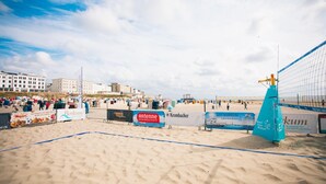 A beach volleyball court with a net, surrounded by sand. - Hotel Strandvilla Janine (Borkum)