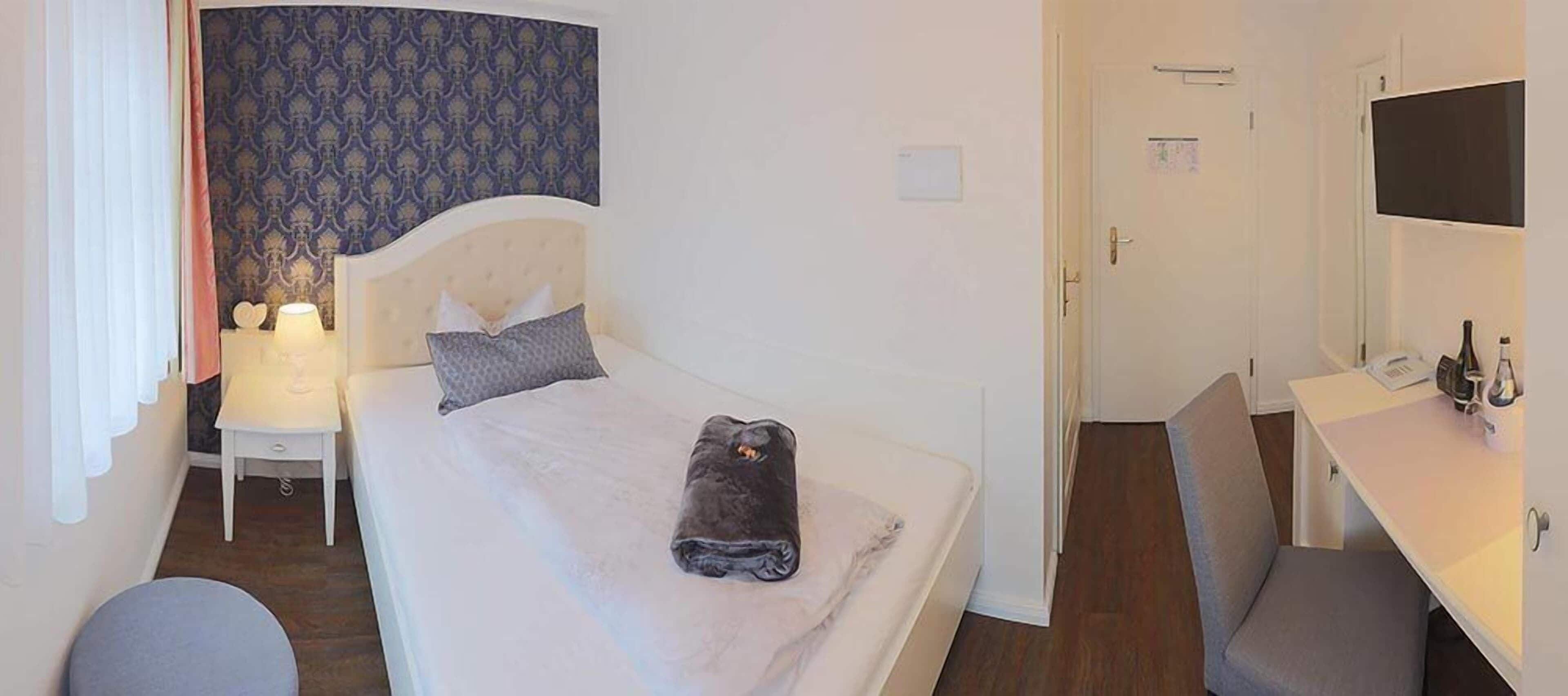Roupas de cama antialérgicas, frigobar, cofres nos quartos, escrivaninha