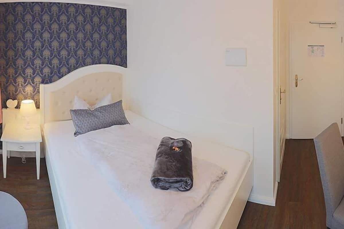 Roupas de cama antialérgicas, frigobar, cofres nos quartos, escrivaninha