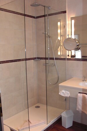 Comfort tweepersoonskamer | Badkamer | Een douche, een regendouche, gratis toiletartikelen, een haardroger