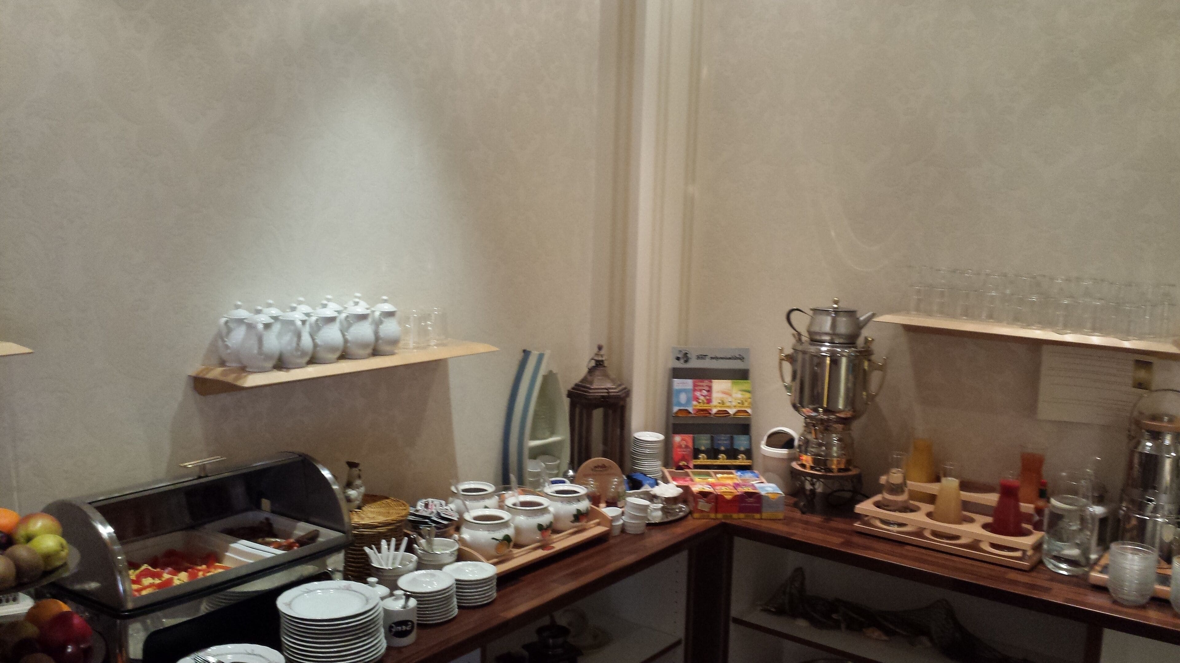 Ein reichhaltiges Buffet mit verschiedenen Speisen, Serviertabletts und Geschirr.