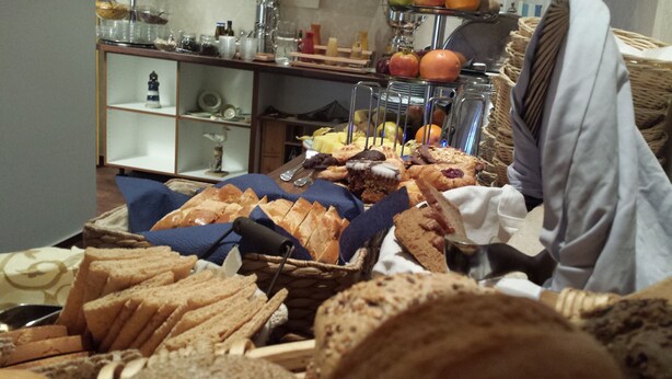 A buffet with various breads and pastries. - Hotel Strandvilla Janine (Borkum)