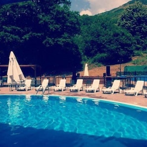 Piscina stagionale all'aperto, ombrelloni da piscina, lettini