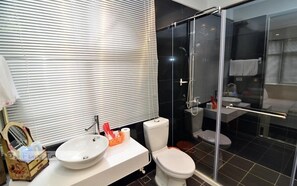 Quarto casal | Banheiro | Produtos de toalete grátis, secador de cabelo, chinelos 