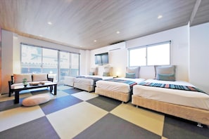 1 habitación, espacio para trabajar con laptop y cortinas blackout 