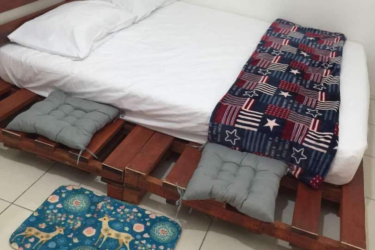 Camera, 1 letto queen, bagno condiviso | Letti aggiuntivi (a pagamento), lenzuola