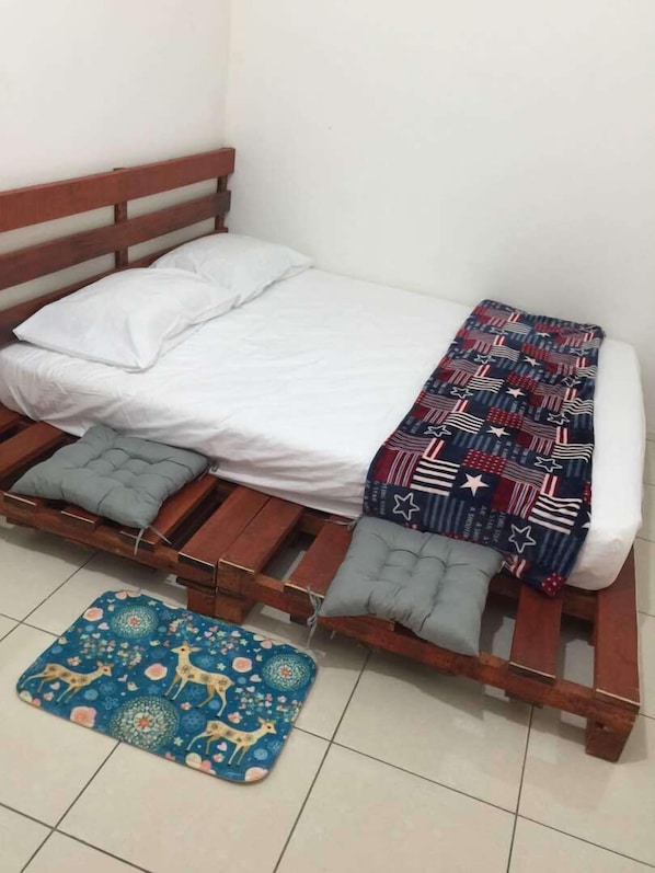 Camera, 1 letto queen, bagno condiviso | Letti aggiuntivi (a pagamento), lenzuola