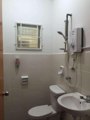 Set di cortesia gratuito, asciugacapelli, bidet, asciugamani