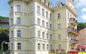 Voorkant accommodatie - avond/nacht