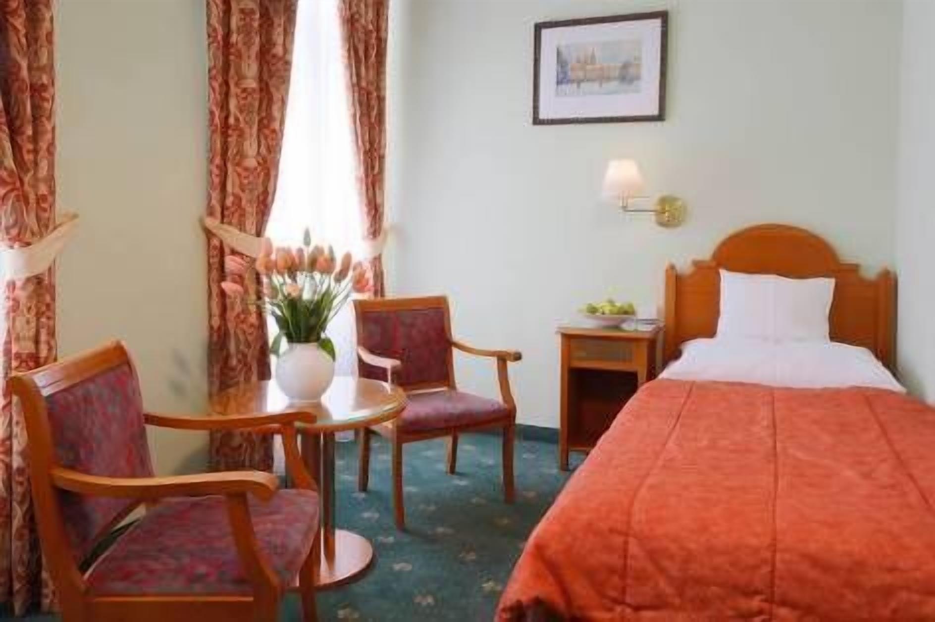 Eenpersoonskamer | Hypoallergeen beddengoed, een minibar, een kluis op de kamer, een bureau