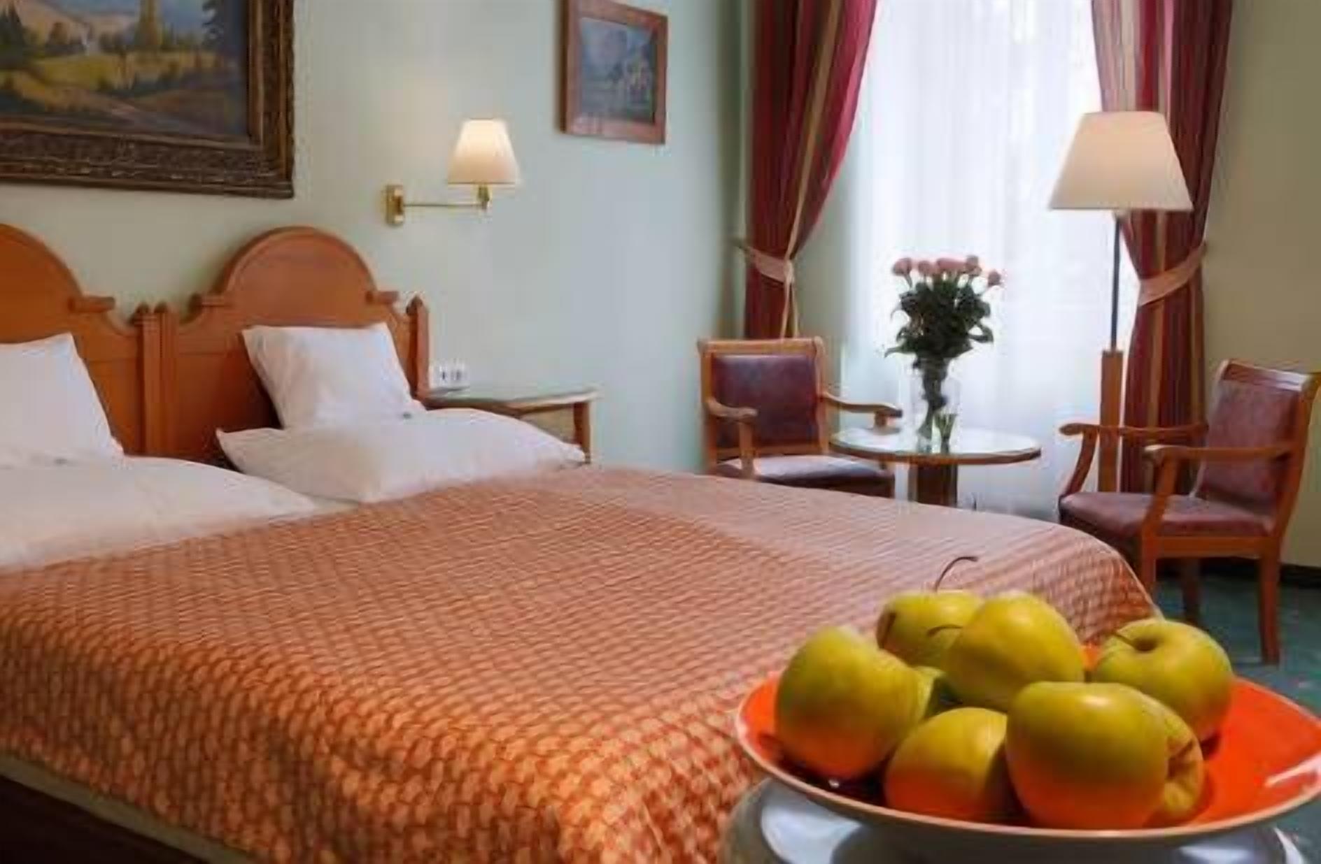 Hypoallergeen beddengoed, een minibar, een kluis op de kamer, een bureau