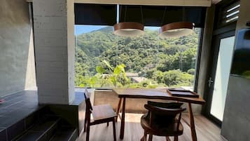Quarto casal superluxo, varanda, vista para a montanha | 1 quarto, roupas de cama premium, edredons de pluma