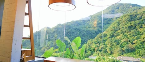 Habitación doble de lujo, patio, vista a la montaña | 1 habitación, ropa de cama de alta calidad y edredón