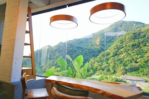 Habitación de lujo doble, patio, vistas a la montaña | 1 dormitorio, ropa de cama de alta calidad, edredones de plumas