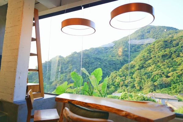Habitación de lujo doble, patio, vistas a la montaña | 1 dormitorio, ropa de cama de alta calidad, edredones de plumas