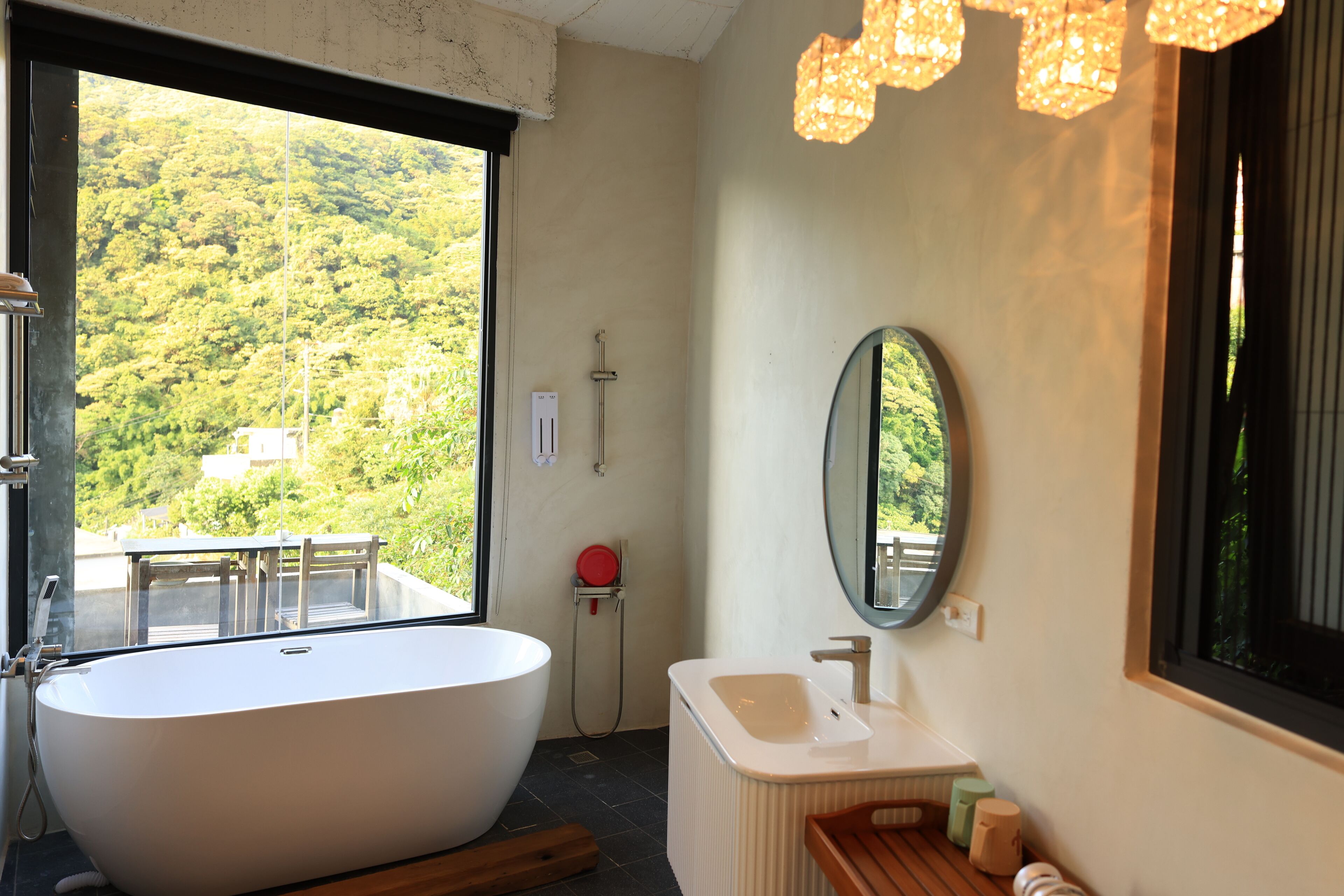 Une salle de bain moderne avec une baignoire sur pieds, un lavabo et un grand miroir.