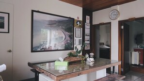 Family Quadruple Room, 2 Queen Beds | Living area | 80-cm flat-screen TV with cable channels - Shan Yu Hai B&B (New Taipei City)