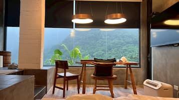 Quarto casal superluxo, varanda, vista para a montanha | 1 quarto, roupas de cama premium, edredons de pluma