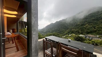 Quarto casal superluxo, varanda, vista para a montanha | 1 quarto, roupas de cama premium, edredons de pluma