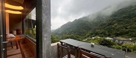 Habitación doble de lujo, patio, vista a la montaña | 1 habitación, ropa de cama de alta calidad y edredón