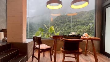 Quarto casal superluxo, varanda, vista para a montanha | 1 quarto, roupas de cama premium, edredons de pluma