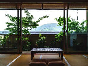 Caja de seguridad en la habitación y escritorio