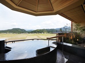 A hot tub area with a view of a golf course and mountains. - Shiratama no yu KAHOU Bettei Koshinosato (Shibata)