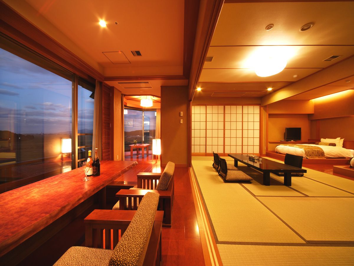 套房 (Japanese Western, Open-air Bath, 6F) | 客房內保險箱、書桌、筆電工作空間、熨斗/熨衣板