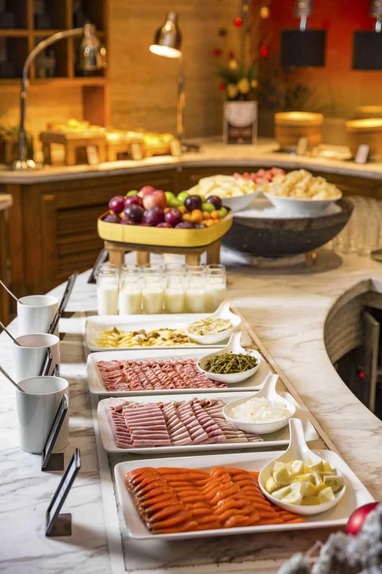매일 뷔페 아침 식사 유료