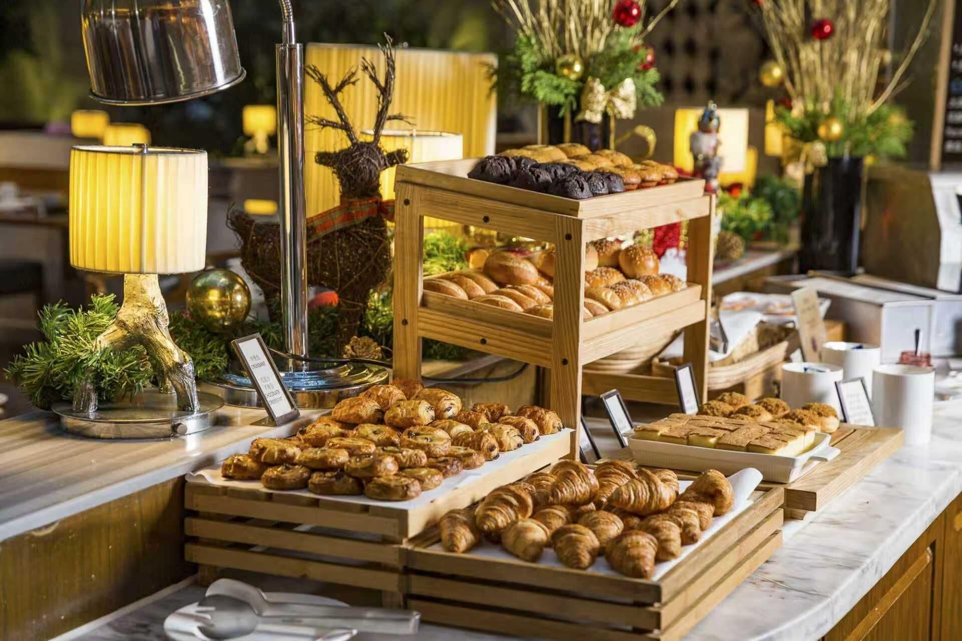 Petit déjeuner buffet servi tous les jours en supplément