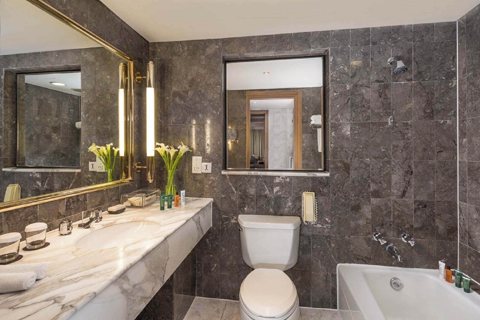 Executive-Zimmer (Executive Grand Premier Panorama) | Badezimmer | Duschwanne, Komfortbadewanne, Regendusche, Designer-Toilettenartikel
